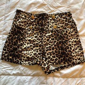 Super cute stretchy leopard high waisted shorts